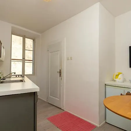 Beautiful In With Kitchen Apartment *